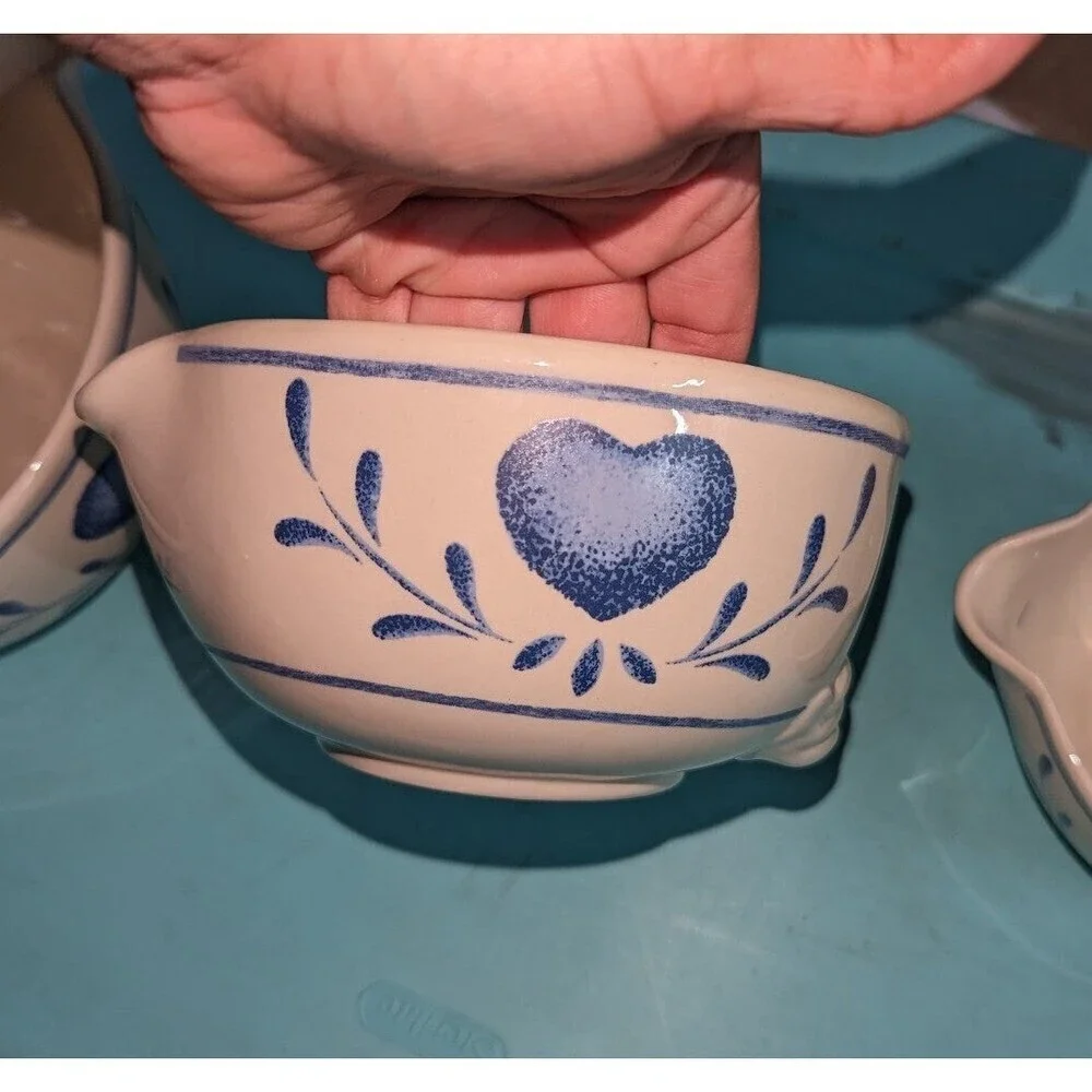 Vintage Set of 3 Nestling Batter Bows Stone‎ Wear Blue Hearts